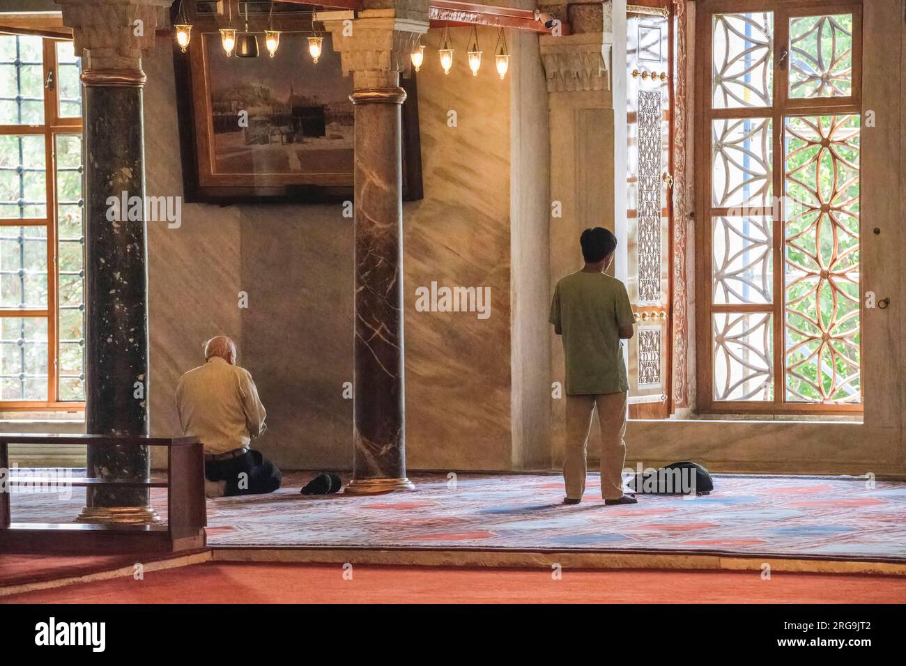 Istanbul, Türkei, Türkiye. Männer beten in der Blauen Moschee (Sultan Ahmed Moschee) Stockfoto