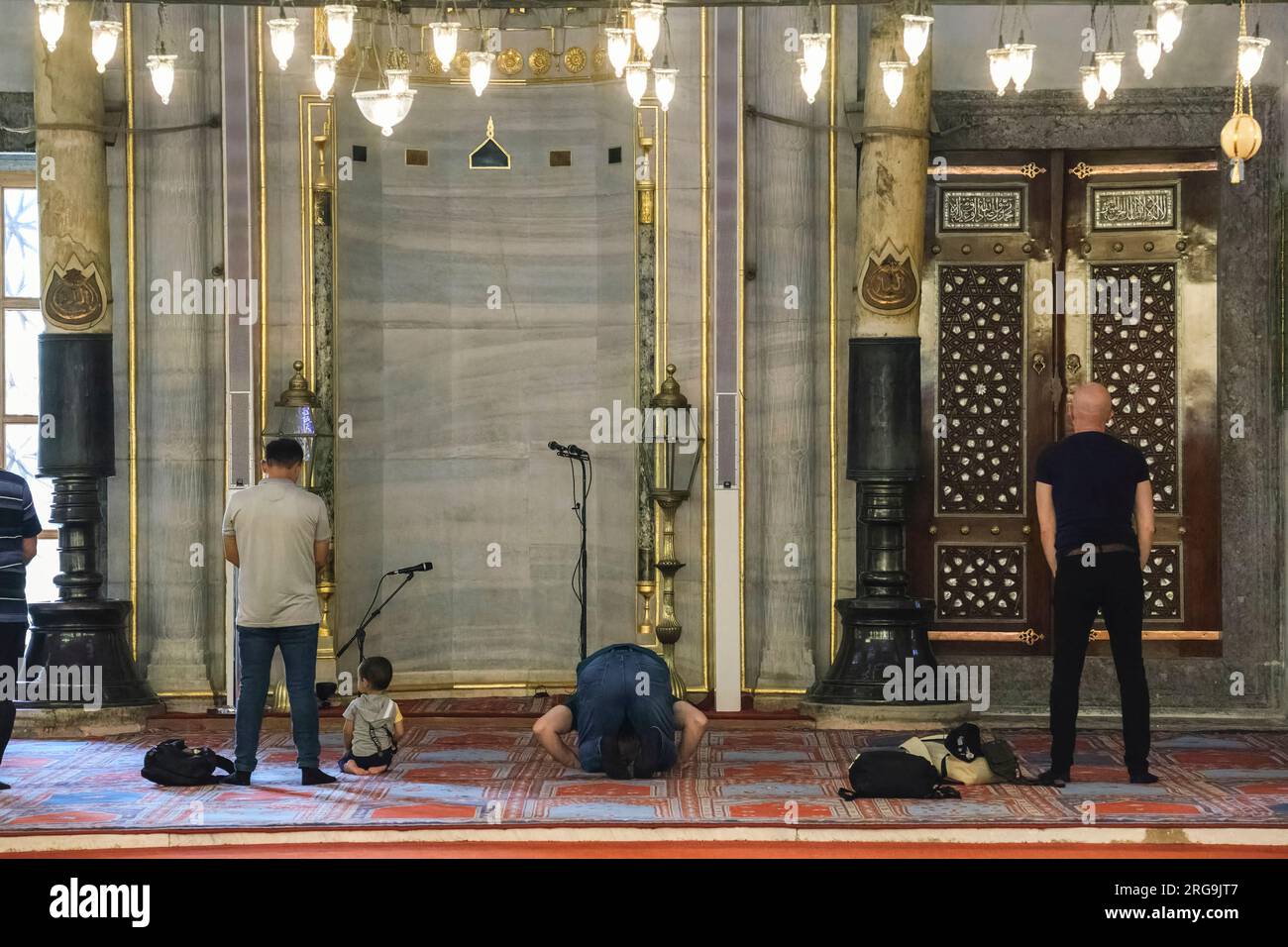 Istanbul, Türkei, Türkiye. Männer beten in der Blauen Moschee (Sultan Ahmed Moschee) Stockfoto
