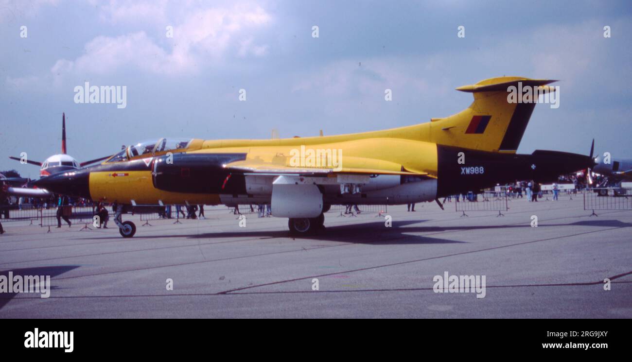 Hawker Siddeley Buccaneer S.2B XW988 (msn B3-3-72) vom Royal Aircraft Establishment in Boscombe Down. XW988, mit zwei weiteren S.2Bs, wurde speziell für das Royal Aircraft Establishment für Waffen- und Systemversuche gebaut. Nach der Pensionierung wurde XW988 an Mike Beachy-Head in Südafrika verkauft und als ZU-AVI registriert, um von Thunder City World of Power in Cape Town - International (CPT - FACT), Südafrika betrieben zu werden. Stockfoto