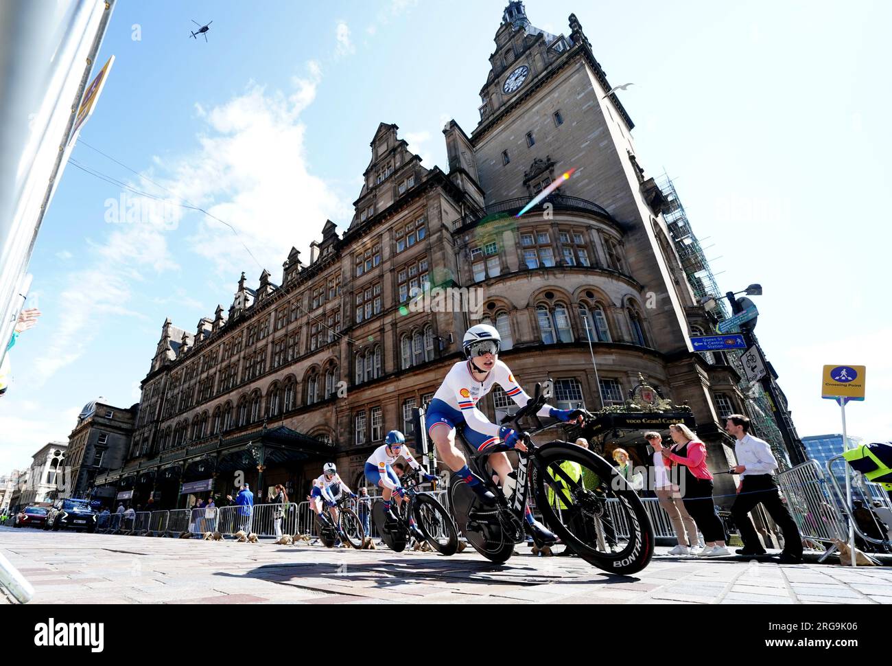 Das britische Frauenteam aus Elynor Backstedt, Pfeiffer Georgi und Anna Shackley während des Team Time Trial Mixed Relay am sechsten Tag der UCI-Radweltmeisterschaft 2023 in Glasgow. Foto: Dienstag, 8. August 2023. Stockfoto