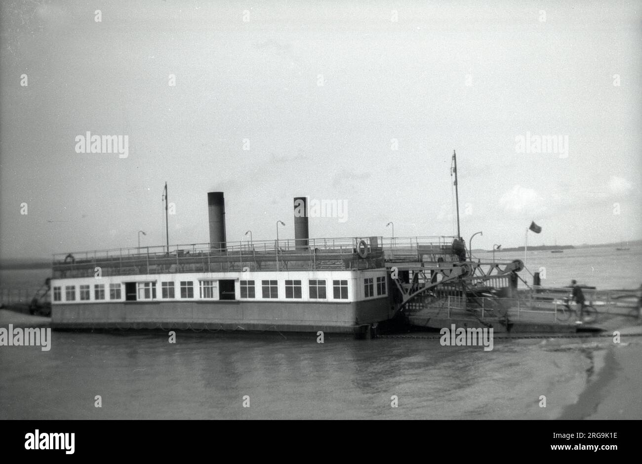 Die Dampf-Kettenfähre Nr. 1 von Sandbanks. Sandbanks Ferry ist eine Kfz-Fähre, die den Eingang des Hafens von Poole in der englischen Grafschaft Dorset kreuzt. Die Route verläuft von Sandbanks nach Studland und verbindet damit die Küstengebiete der Städte Bournemouth und Poole mit Swanage und der Insel Purbeck. Dadurch wird eine 25 km lange Fahrt auf der Straße auf der Rückfahrt vermieden. 1926 eingeführt, um Fußgänger und Autos über den Eingang zum Hafen von Poole zwischen Studland und Sandbanks zu transportieren. Gebaut von J. Samuel White & Co Ltd auf der Isle of Wight, diese Fähre, die bis zu 15 Auto transportieren kann Stockfoto