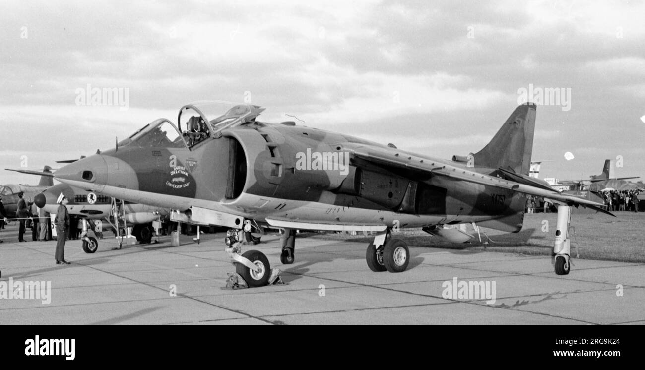Hawker Siddeley Harrier GR.1 XV757 von 233 Operational Conversion Unit (233 OCU), mit Sitz bei RAF Wittering, immer noch in den Farben der Harrier Operational Conversion Unit, die im Oktober 1970 in 233 OCU umgewandelt wurde. Stockfoto