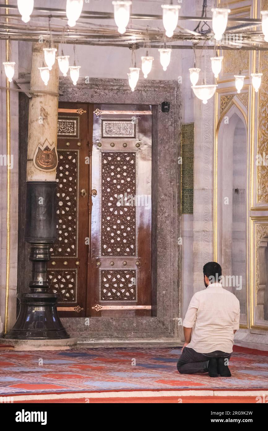 Istanbul, Türkei, Türkiye. Mann betet in der Blauen Moschee (Sultan-Ahmed-Moschee) Stockfoto