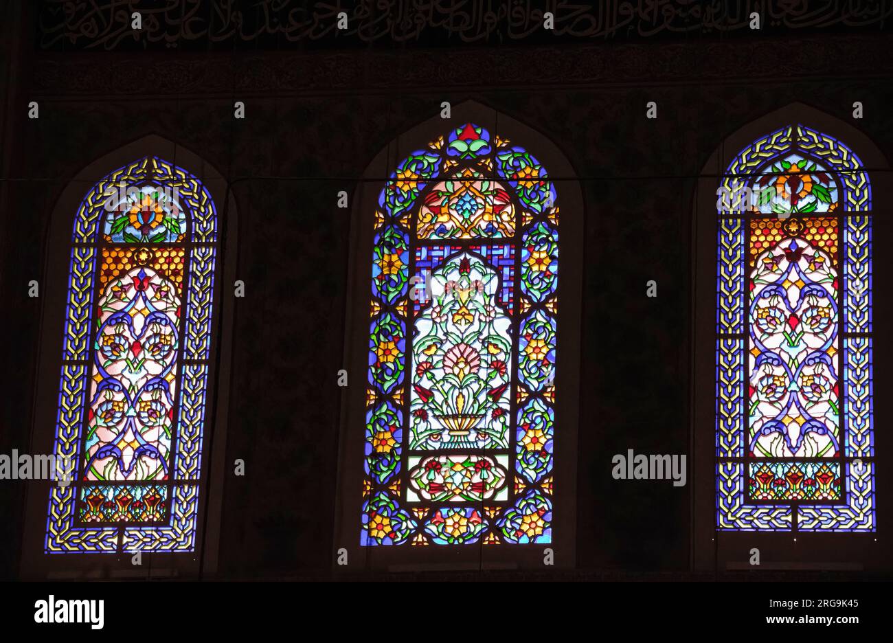 Istanbul, Türkei, Türkiye. Farbige Glasfenster in der Blauen Moschee (Sultan Ahmed Moschee) Stockfoto