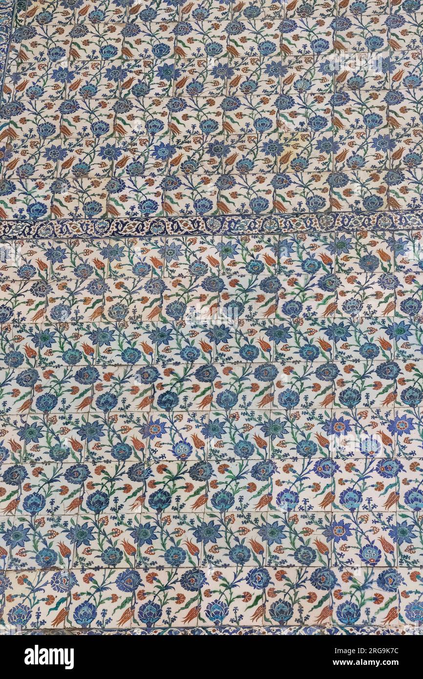 Istanbul, Türkei, Türkiye. Iznik-Fliesen in der Blauen Moschee (Sultan-Ahmed-Moschee) Stockfoto