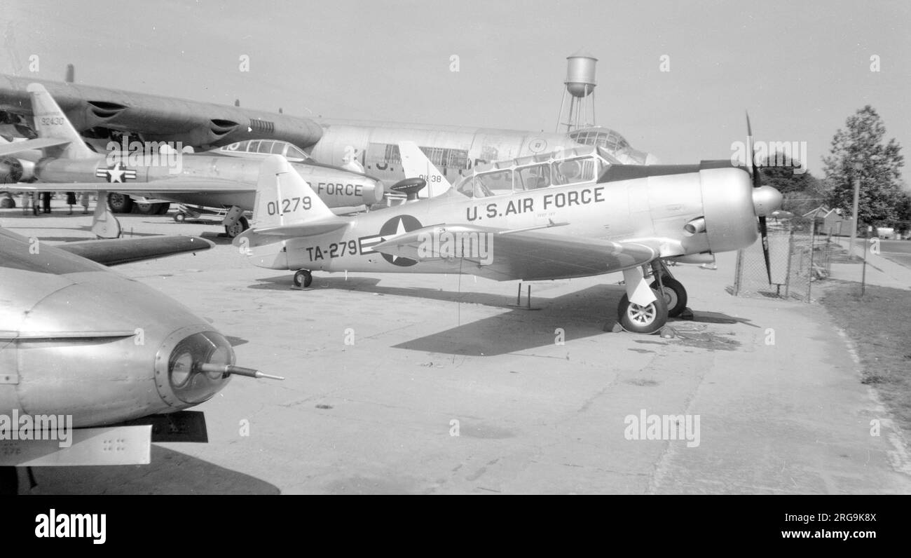 United States Air Force North American T-6G Texan 50-1279, Buzz-Nummer TA-279, (msn 168-443), im Lagerhaus des USAF-Museums in Wright-Patterson AFB, OH. Im Hintergrund befindet sich ein Convair B-36J Peacemaker 52-2220 und:- die einzige Republik YF-84F Thunderstreak, 49-2430, ursprünglich mit dem F-84E-Vertrag als YF-96A bestellt, aber vor der Fertigstellung YF-84F als Prototyp für die F-84F umbenannt. Abgerundet mit ausgetragenen Flügeln und Heckflächen sowie einem 5200 lbst XJ35-A-25. 1950: Von der USAF an Stärke gewonnen und erstmals am 3. Juni 1950 in Edwards AFB, Kalifornien, geflogen. Transfer zur NACA High-Speed-Flugstation, E Stockfoto