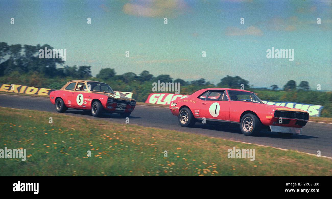 Roy Pierpoint Chevrolet Camaro vor Frank Gardner Ford Escort Twin Cam, British Saloon Car Championship Croft Autodrome Darlington UK 1969 Stockfoto