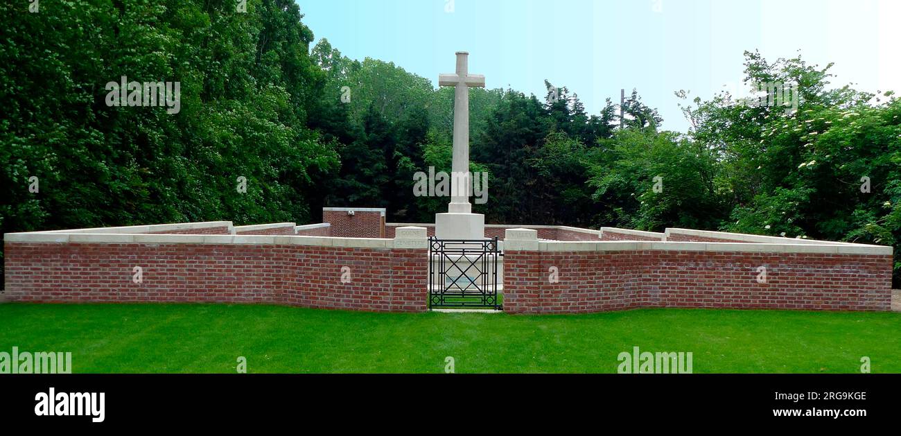 Auf dem Friedhof befindet sich ein Bauwerk, das Colne Valley genannt wird. Es liegt an einer der markierten Wanderwege rund um die Schlachtfelder von Ypern. Diese Route, der Writers Path, umfasst Standorte, die mit HEDD Wynn, Francis Ledwidge, David Jones und Edmund Blunden verbunden sind. Die industrielle Entwicklung im zweiten Jahrzehnt des 21. Jahrhunderts führte zu einer vollständigen Überschwemmung des Friedhofs, der wieder aufgebaut und aufgestockt werden musste. Es ist ein Beispiel für die Sorgfalt und das Engagement, das die Kommission ihrer Aufgabe stets entgegenbringt. Stockfoto
