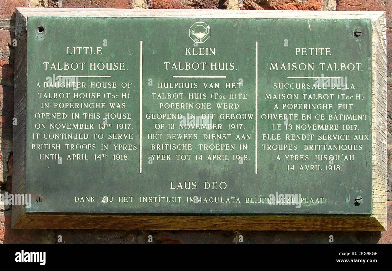 Dies befindet sich an der Mauer der Rijselstraat Nr. 83 in Ypern und markiert den Ort des kleinen Bruders von Talbot House (TOC H), der am 13. November 1917 eröffnet wurde. Sie dauerte drei Monate bis zum Rückzug aus Passchendaele im vierten Jahr. Stockfoto