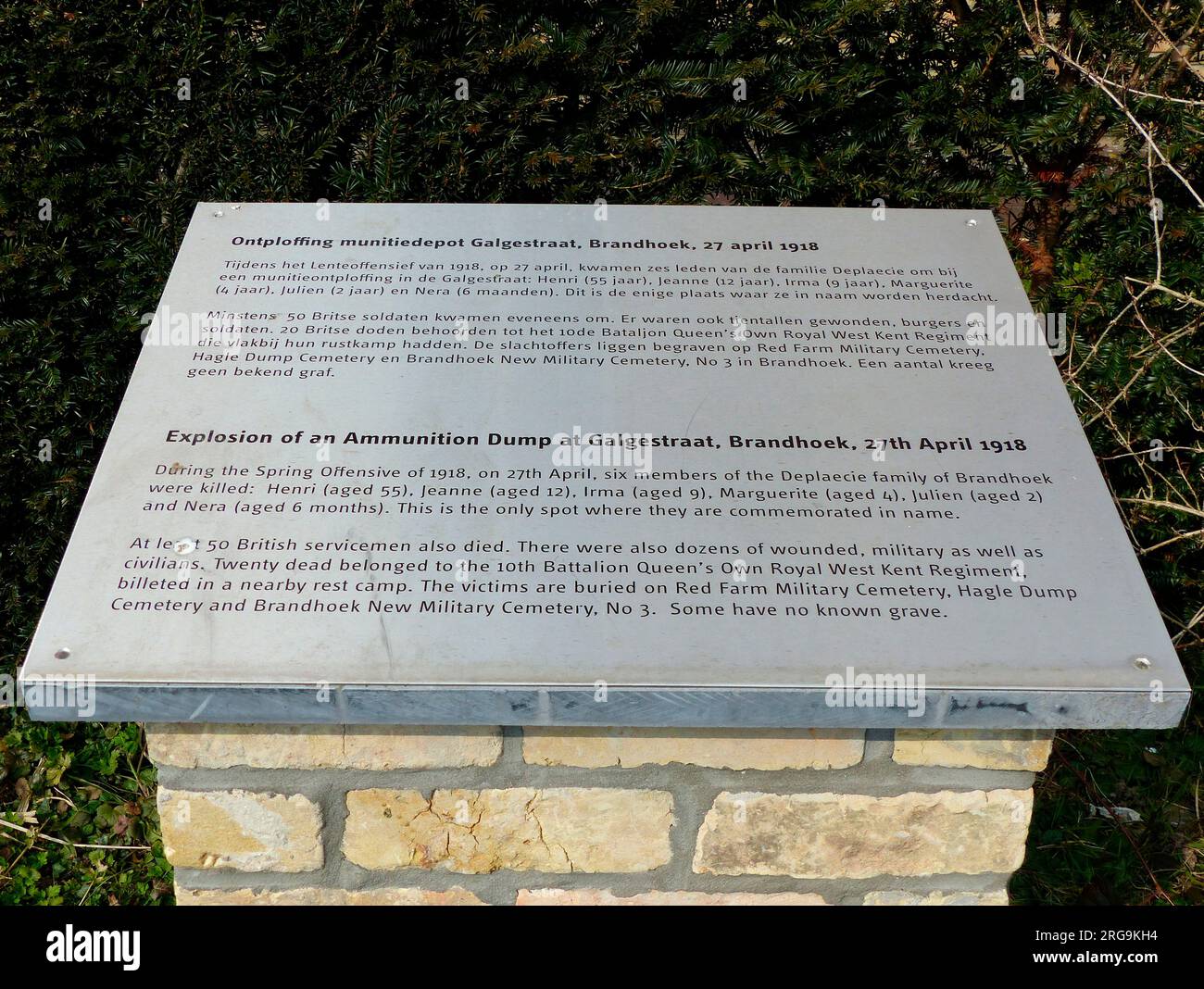Die Gedenkstätte befindet sich auf einem niedrigen Sockel im Garten vor der Kirche. Es erinnert an diejenigen, die bei einer Explosion des Munitionslagers am 27. April 1918 ums Leben kamen. Sie umfassen 6 Mitglieder einer lokalen Familie (von 6 Monaten bis 55 Jahren), mindestens 50 britische Soldaten, 20 des 10. Bataillons, das Queens-eigene West Kent, begraben in Red Farm, Hagel Dump und Brandhoek CWGC Friedhöfen. Stockfoto