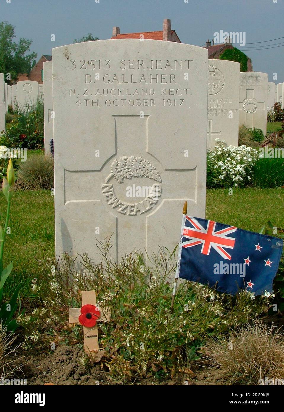 Auf dem Friedhof, gleich außerhalb von Poperinghe, befinden sich über 1.500 Commonwealth- und 37 deutsche Gräber. Es gibt auch 22 WW2 Beerdigungen vom Rückzug nach Dünkirchen. David Gallagher vom 2. Bataillon Auckland Regiment wurde am 4. Oktober 1917 im Alter von 41 Jahren getötet. Er war ein ehemaliger Kapitän des All Blacks Rugby-Teams. Stockfoto