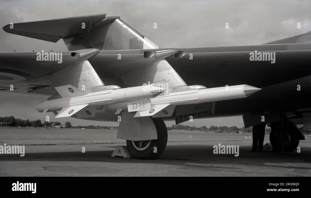 De Havilland Firestreak Luft-Luft-Raketen, montiert auf einem Gloster Javelin F(AW)7, (XH710 oder XH714) auf der SBAC Farnborough Air Show 1957. (Nur im Hintergrund sichtbar ist der Blackburn YA-7 WB781 oder Blackburn YA-8 WB877. Beide waren während der Show im Farnborough anwesend, aber es ist unmöglich zu sagen, was das ist.) Stockfoto