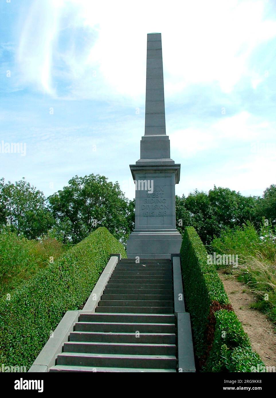 Die 49., eine territoriale Division, kam Anfang 1915 heraus. Es hatte den zweifelhaften Unterschied, zusammen mit der 6. Division einer der ersten zu sein, die einem Phosgen-Angriff ausgesetzt waren. Zwischen ihnen erlitten die beiden Divisionen über 1.000 Opfer. Die Gedenkstätte am Ufer des Ieper-Kanals hinter dem Essex Farm CWGC Cemetery wurde 1924 enthüllt. Stockfoto