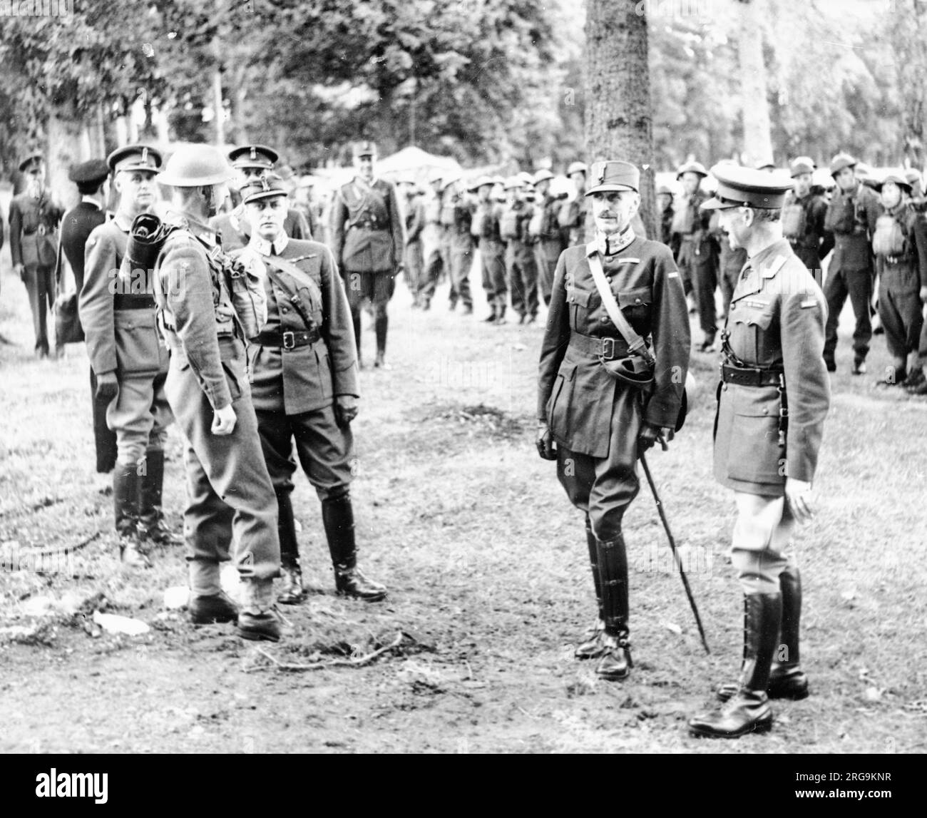 König Haakon VII von Norwegen und Kronprinz Olav im Exil im Vereinigten Königreich 1940-45 Inspektion norwegischer Truppen. Stockfoto