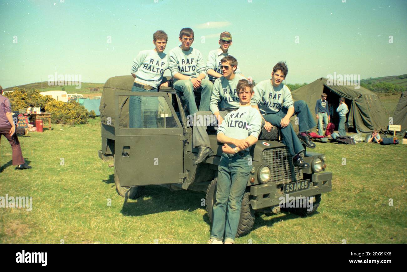 RAF Halton-Auszubildende treten im 1977. märz im Ten Tors-Cross-Country-Team an. - RAF Halton-Lehrlinge, die im 1977. märz im Ten-Tors-Cross-Country-Team teilnehmen. - Bob Gould, Dave Pearce, John Boucher, George Turrell und Pete Hicks, die in den Teams Lightweight Land Rover posieren Stockfoto
