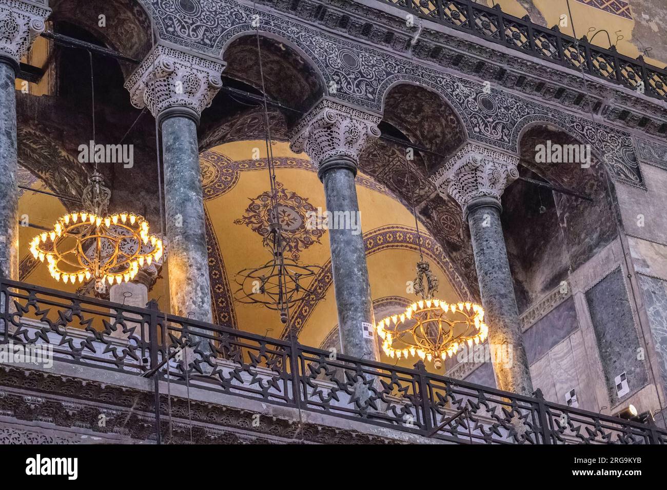 Istanbul, Türkei, Türkiye. Hagia Sophia – Marmorsäulen und Dekoration der zweiten Ebene. Stockfoto
