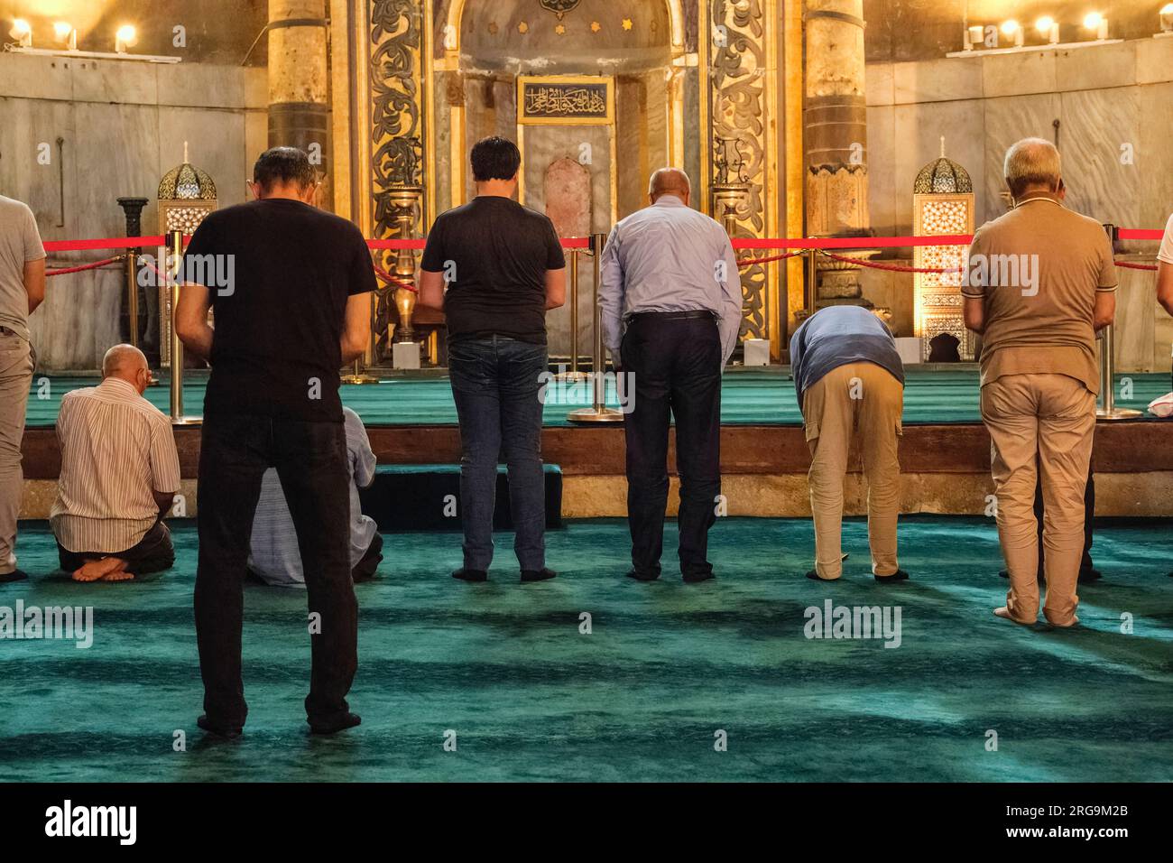 Istanbul, Türkei, Türkiye. Hagia-Sophia-Moschee. Männer beten, dem Mihrab gegenüber. Stockfoto