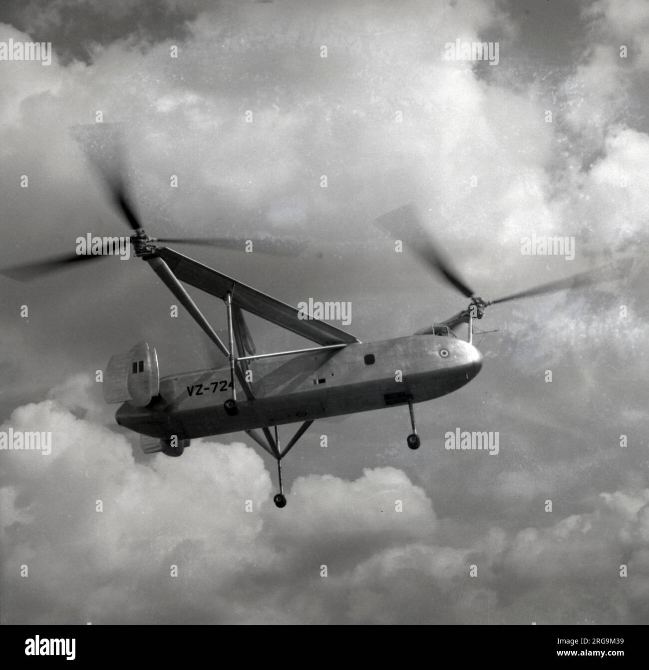 Cierva W.11 Air Horse VZ724 / G-ALCV (msn W.11/1 ), das am 7. Dezember 1948 erstmals als G-ALCV geflogen war, wurde mit der Seriennummer VZ274 des Luftfahrtministeriums gekennzeichnet. G-ALCV / VZ274 stürzte am 13. Juni 1950 ab und beanspruchte das Leben von Alan Marsh (Cheftestpilot) John Jeep Cable (Testpilot des Ministeriums für Versorgung) und Joseph K. Unsworth (Flugingenieur). Die Ursache des Aufpralls war ein Ermüdungsversagen einer Antriebsverbindung des Taumelscheibenträgers in der vorderen Rotornabe. Das zweite Air Horse, WA555 / G-ALCW, flog etwa 20 Stunden, bevor der Stecker gezogen und 1951 verschrottet wurde. Stockfoto