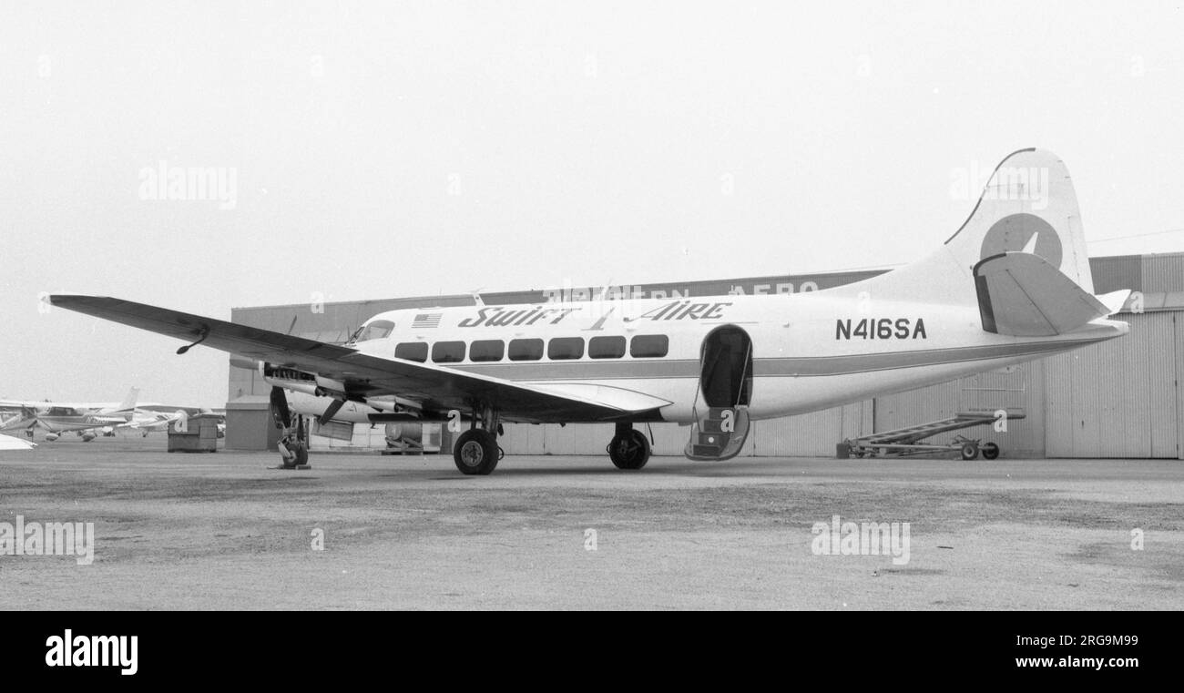 Riley Turbo Skyliner N416SA (msn 14060) wurde 1954 als De Havilland Heron 2 erbaut und als TC-HAT in die Türkei exportiert. Umgebaut in Riley Turbo Skyliner Ca 1977. De Havilland DH.114 Riley Heron 2 (msn 14060)TC-HAT Deviet Hava Yollari geliefert in 1955 N483R umgewandelte Heron 2BN510FW Wright Airlines dd 12/68 - 04/71N510FW Orange Blossom Commuter AAT Airlines Seen 1972 Key WestN416SA mit Swift Aire by 1977 15 HI-582CT Servicios Aereos Profesionales Ca 1991HI 2012-582CAN416SB Norstar/Young Beach Frett 10/03 Delray KFL gespeichert Möglicherweise verschrottet. Stockfoto