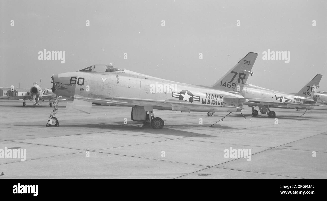United States Navy / United States Marine Corps North American FJ-4B Fury, BuNo. 141469, 60, of 7 Naval Air Reserve Training Unit in Naval Air Station New York / Floyd Bennett Field (Einheitencode 7R). FJ-4B 141469 wurde am 1. Dezember 1962 in der Nähe von NAS New York abgeschrieben. Stockfoto