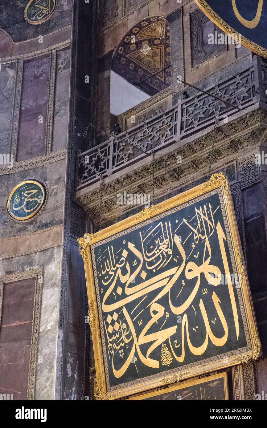 Istanbul, Türkei, Türkiye. Hagia Sophia Arabische Kalligraphie-Dekoration. Stockfoto
