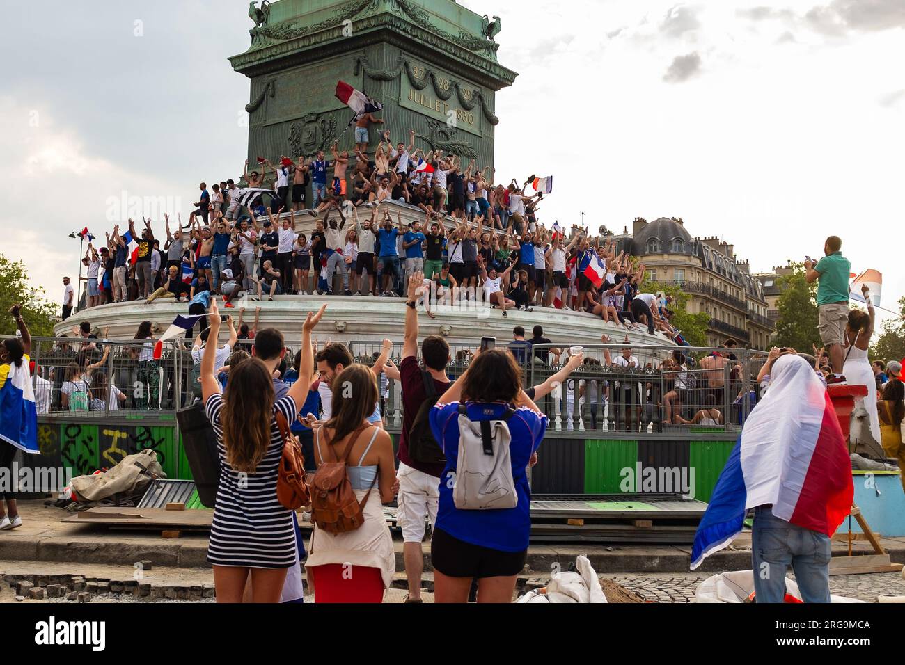 Paris, Frankreich, 2018. Blick auf die Menschenmassen, die den Place de la Bastille und die Juli-Säule stürmen, um die französische Fußballweltmeisterschaft 2018 zu feiern Stockfoto