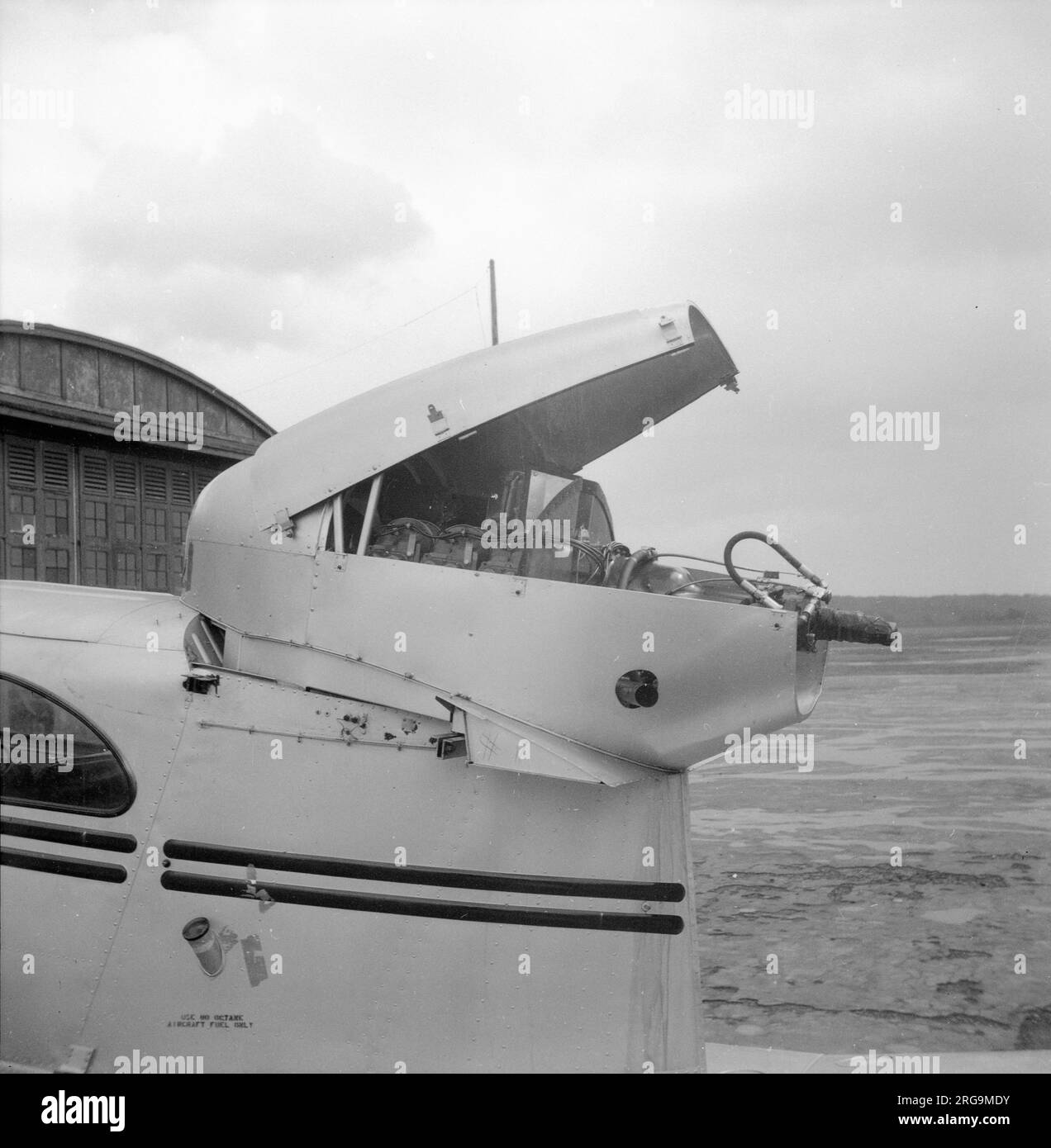 Republic RC-1 Seabee Assembly am Flughafen Croydon, durchgeführt von Rollason Aircraft and Engines. Drei Seabees wurden von der Produktionslinie in Farmingdale zum Weiterverkauf in Skandinavien eingeführt. Den Schieber-Motorraum mit geöffneter Verkleidung. Stockfoto