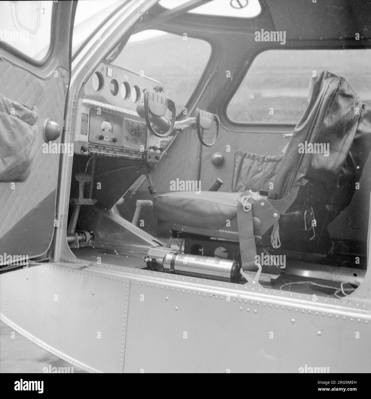Republic RC-1 Seabee Assembly am Flughafen Croydon, durchgeführt von Rollason Aircraft and Engines. Drei Seabees wurden von der Produktionslinie in Farmingdale zum Weiterverkauf in Skandinavien eingeführt. Das Cockpit vom Piloteneingang. Stockfoto