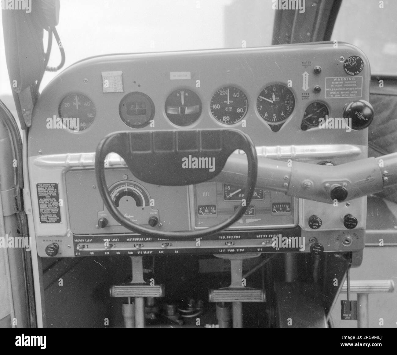 Republic RC-1 Seabee Assembly am Flughafen Croydon, durchgeführt von Rollason Aircraft and Engines. Drei Seabees wurden von der Produktionslinie in Farmingdale zum Weiterverkauf in Skandinavien eingeführt. Die Instrumententafel und die Bedienelemente des Piloten. Stockfoto