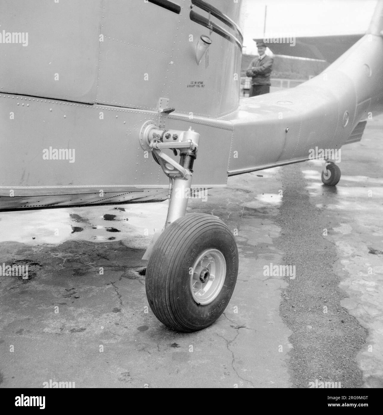 Republic RC-1 Seabee Assembly am Flughafen Croydon, durchgeführt von Rollason Aircraft and Engines. Drei Seabees wurden von der Produktionslinie in Farmingdale zum Weiterverkauf in Skandinavien eingeführt. Detaildarstellung des einziehbaren Unterwagens und des hinteren Rumpf-Auslegers. Stockfoto