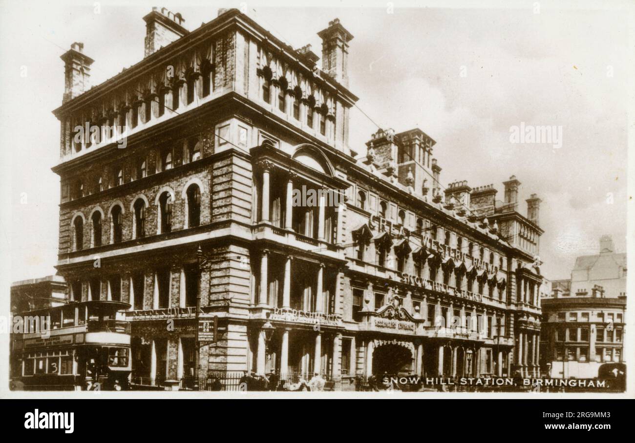 Die Fassade des ursprünglichen Snow Hill Railway Station in Colmore Row, Birmingham, England. Die Fassade der Colmore Row wurde 1969 abgerissen, der Rest der Station wurde 1977 weitgehend abgerissen. Stockfoto