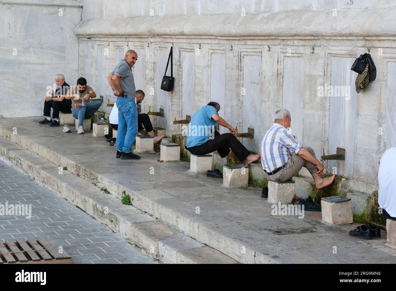 Istanbul, Türkei, Türkiye. Männer, die in der Neuen Moschee (Yeni Camii) vor dem Gebet Abwässer vorführen Stockfoto