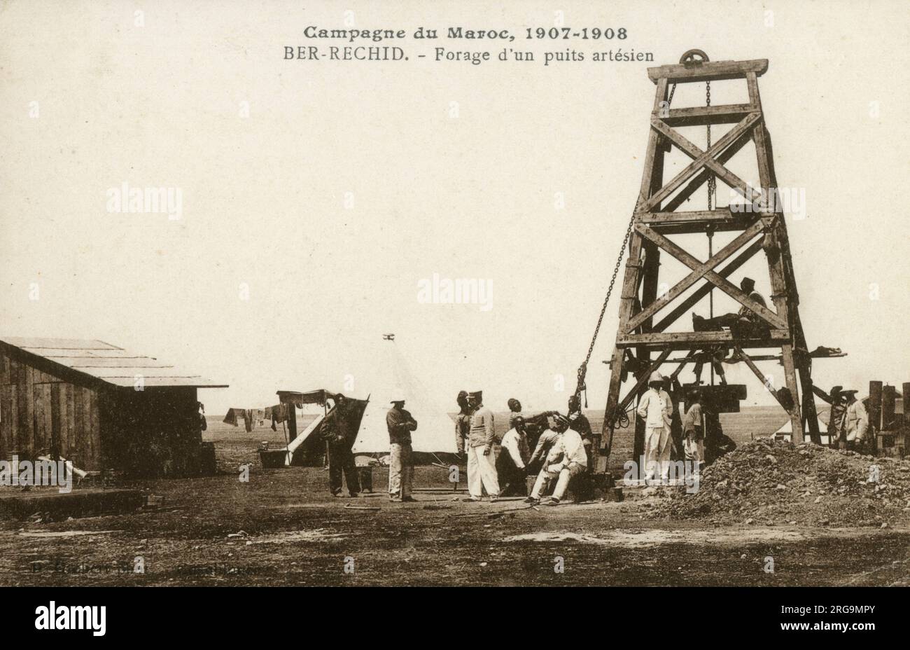 Bohren einer artesischen Bohrgrube in Berrechid während der französischen Kampagne in Marokko (1907-1908). Die französische Eroberung Marokkos („Invasion von Marokko“, „Marokko-Kampagne“ oder „Befriedung Marokkos“) begann 1907 und dauerte bis 1934 an. Stockfoto