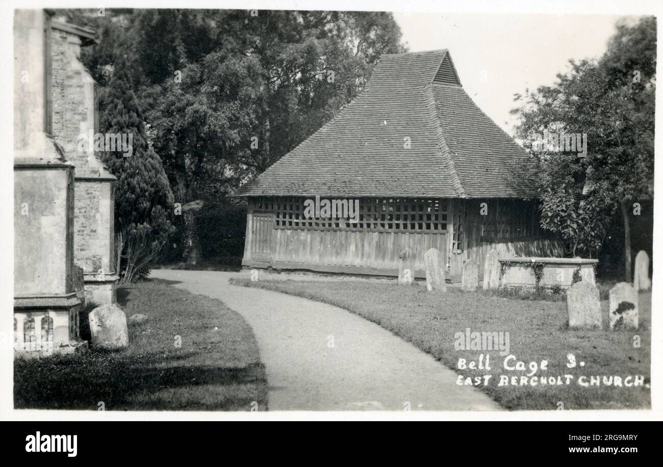 St. Mary die Jungfrau Kirche, East Bergholt, Suffolk - Glockenkäfig. Die Kirchenglocken sind in diesem Käfig untergebracht, der 1531 erbaut wurde. Es wird angenommen, dass es die schwersten fünf Glocken sind, die noch in England läuten. Stockfoto