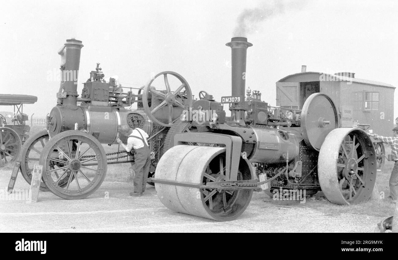 Aveling & Porter BHO Class Road Roller, Regn. DM 3079, Nummer: 7632. Gebaut 1912 von Aveling & Porter in Rochester, angetrieben von einer 5 NHP-Dampfmaschine mit einem Zylinder. Dieser Roller wurde vom bekannten Steeplejack und Fernsehstar Fred Dibnah erworben. Fred restaurierte es mit einem Baldachin und nannte es nach seiner ersten Frau „Allison“. Nach der Scheidung änderte er den Namen seiner zweiten Frau "Betsy". Hinter dem Road Roller steht Clayton & Shuttleworth Universal Engine, Regn. CE 7943, Nummer: 46059, „Lucy Ashton“. Stockfoto