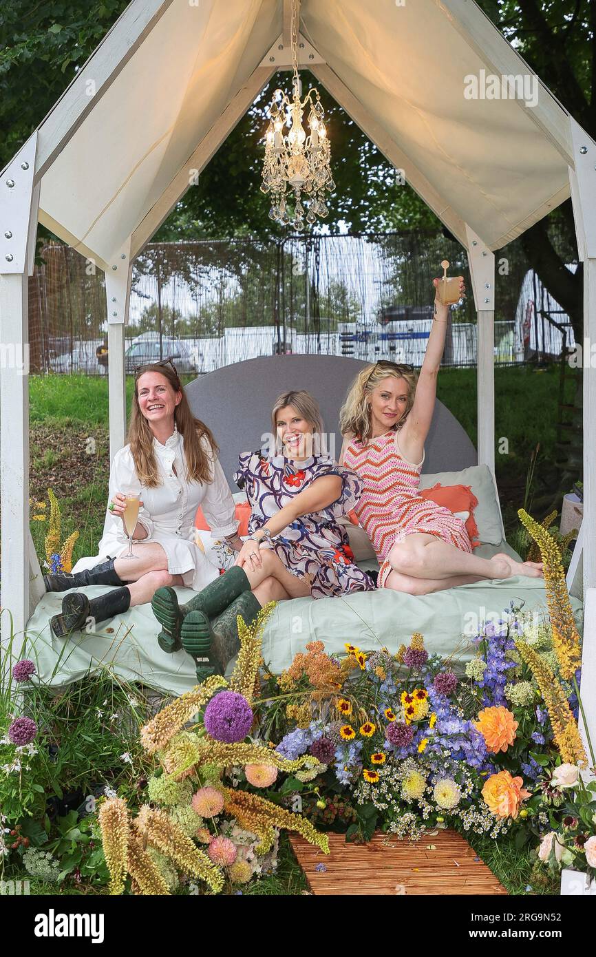 CHARLBURY, ENGLAND - AUGUST 05: (L bis R) Chloe Delevingne, Pips Taylor und Portia Freeman besuchen die Veranstaltung „in the Wild“ der IHG Hotels beim Wilderness Fest Stockfoto