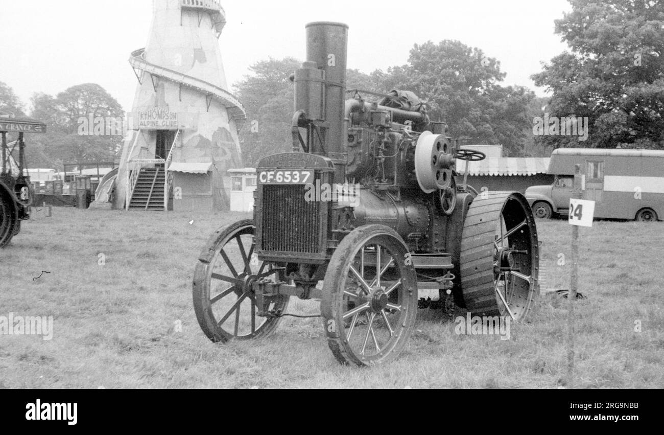 Walsh & Clark Pflügen-Motor, Regn. CF6537. Der Pflügen-Motor von Walsh & Clark wird von einem Zweizylinder-Verbrennungsmotor mit Paraffin angetrieben. Er wird paarweise betrieben, um einen umkehrbaren Pflug über das Feld zu ziehen, der gepflügt werden soll, ähnlich wie die modernen Dampfpflügen-Motoren. Mit seiner Entwicklung von 25-30 ps stellte er einen Schritt hin zu einem modernen Traktor mit Dieselmotor dar, wurde aber bald von direkt gepflügten Traktoren mit Paraffin-, Öl-, Benzin- und Dieselmotor überschattet. Stockfoto