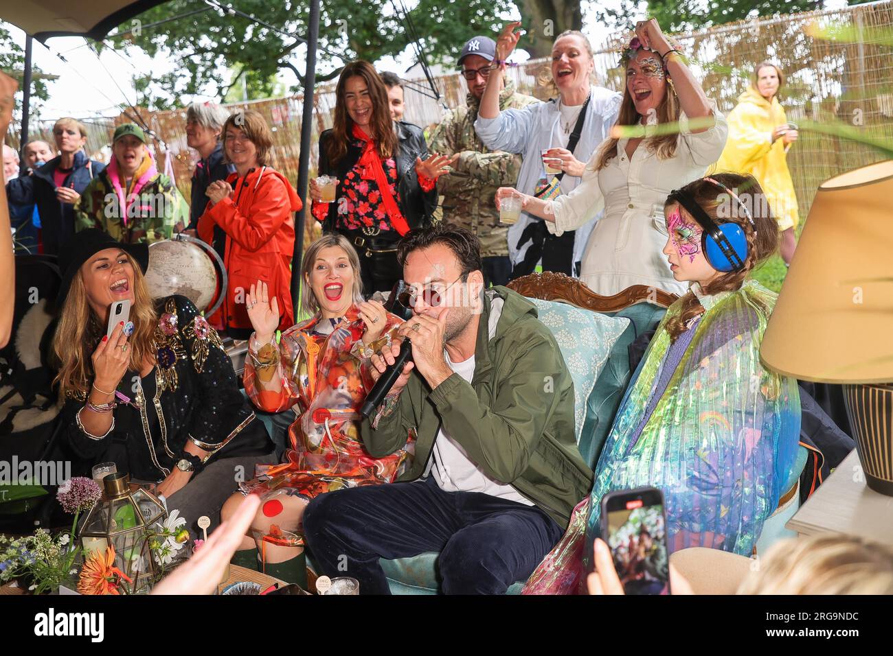 CHARLBURY, ENGLAND - AUGUST 05: (L bis R) Guest, Pips Taylor, Lisa Snowdon, Pete Denton, Chloe Delevingne und Guest besuchen die IHG Hotels 'in the Wild' Stockfoto