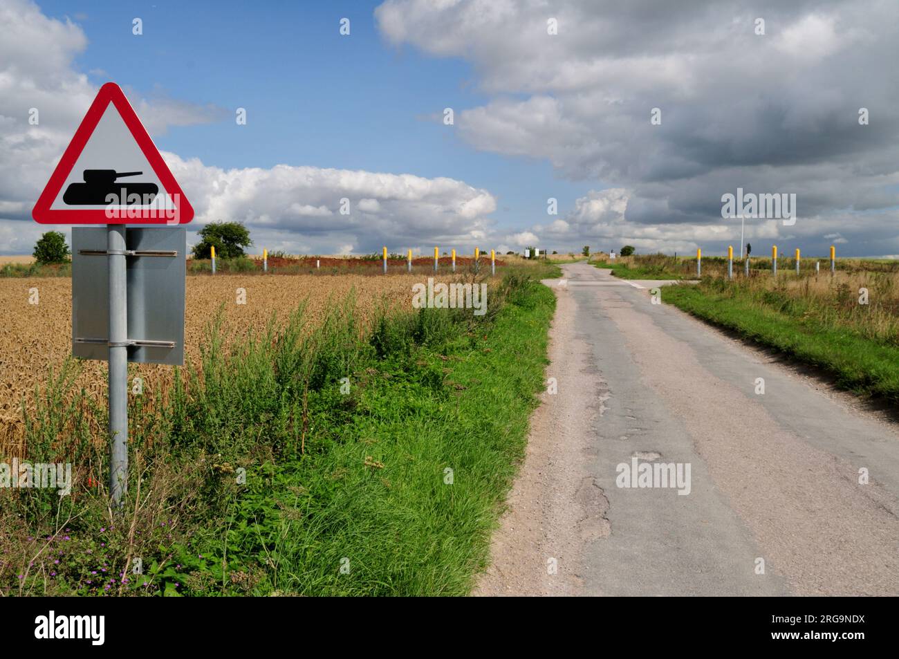 Schild für Panzerüberquerung auf dem Salisbury Plain Trainingsgelände, Wiltshire. Stockfoto