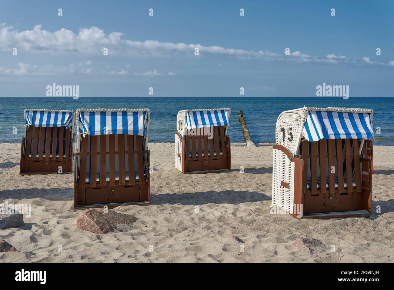 Liegestühle am Strand von Kühlungsborn an der deutschen Ostseeküste bei sonnigem Sommerwetter Stockfoto