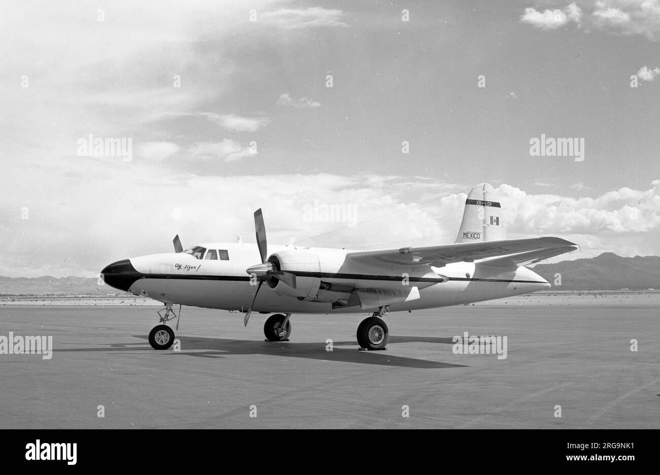 Martin B-26C-T XB-LOX Ay Jijos! Von PEMEX, gebaut als Martin B-26C-20-MO Marauder 41-35071 für die United States Army Air Force, wurde 35071 in AT-23B geändert und später in TB-26C umbenannt. Verkauft an United Air Lines im September 1946 als N5546N. 1948 an die Allied Aircraft Company verkauft und am Bendix Air Race 1949 teilgenommen, aber nicht pünktlich abgeschlossen. 1959 an PEMEX verkauft und in Mexiko als XB-LOX registriert. Kehrte 1965 in die USA zurück und kaufte 1967 von der Confederate Air Force in Harlingen, TX. 1984 wurde der Flugstatus von CAF als N5546N Carolyn wiederhergestellt, stürzte aber am 28. September 1995 ab Stockfoto