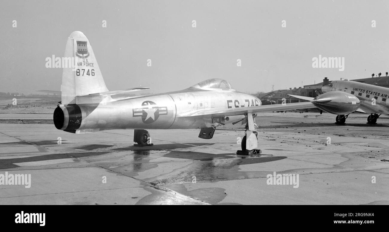 United States Air Force - Republik F-84D Thunderjet 48-0746, die Böse Hexe, der 20. Kampfbomber-Gruppe. 1949: USAF 55. FBS (20. FBG). 1951: USAF 363. TRW. 1953: Georgia ANG 158. FBS. April 1957: Im MASDC-Knochenlager geborgen. Stockfoto
