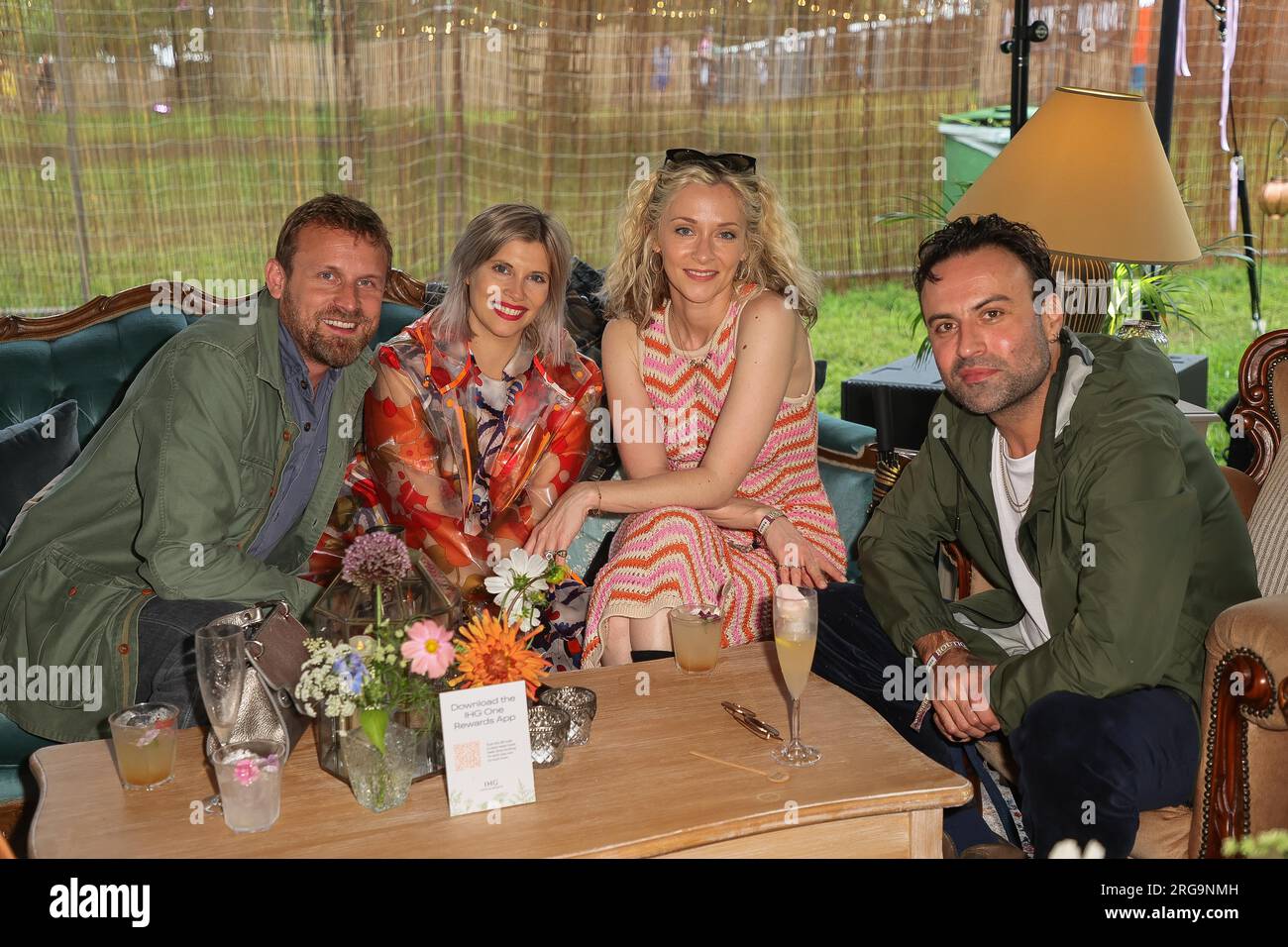 CHARLBURY, ENGLAND - AUGUST 05: (L bis R) Tom Hamilton, Pips Taylor, Portia Freeman und Pete Denton nehmen an der Veranstaltung „in the Wild“ der IHG Hotels in Wilder Teil Stockfoto