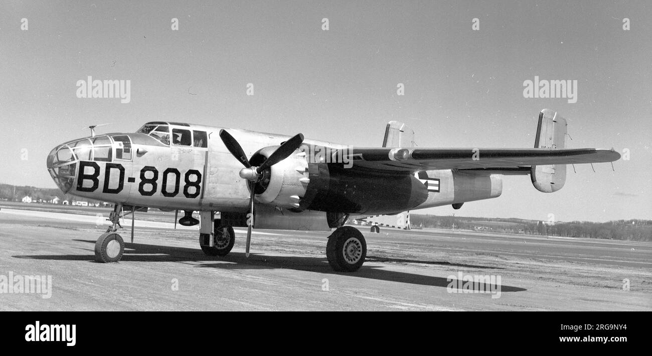 United States Air Force - North American TB-25J-20/22-NC Mitchell 44-29808, (msn 108-33082), Buzz Nummer BD-808. Gelagert bei Davis Monthan AFB, AZ, 1957.-1958. Dezember. An Jasper Oil Tool Corp, Long Beach, CA, 13. Januar 1958 als N5248V. Les-Calco, Long Beach, CA N202LC. Januar 1958-1960.- Anmeldung 15 reserviert, aber nicht übernommen.- umgewandelt in Executive Transport und ausgestattet mit Lufttreppe und JATO Anbaugeräten. Douglas Oil Co, Los Angeles, CA, Mai 1960-1962.Los Angeles Board of Education, CA, 29 Januar 1962.LA Trade Technical School, LAX, Januar 1962-1976 als Lehrflugzeugzelle.getrennt für Stockfoto
