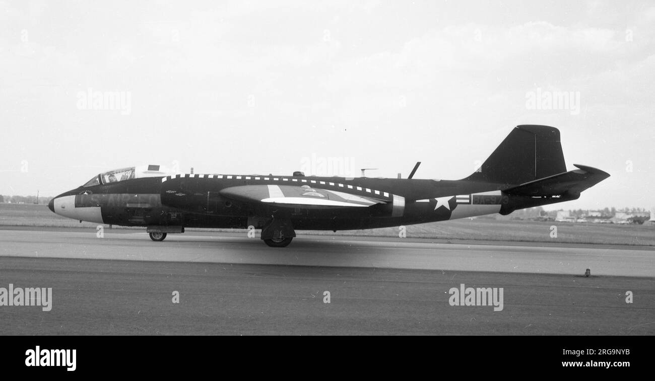 United States Air Force - Martin NRB-57D Canberra 53-3973 31. Mai 1956 angenommen vom 4080 Strategic Reconnaissance Wing 1959-61: AFSC. Konvertiert in WB-57D. NRB-57D wurde bei Verwendung in einem Forschungsprogramm bei Wright-Patterson AFB, OH, neu benannt. 4. Januar 1964: Absturz, als die Flügel in der Nähe von Dayton, OH, versagten und Flugzeuge in einem Schulhof in Dayton, OH, abstürzten. , Erzwungene Erdung der gesamten W/RB-57D-Flotte. (Es wurde im Spätherbst 1958 berichtet, dass das Flugzeug während eines Notfalls direkt nach dem Start in Laughlin AFB, Texas, eine volle Treibstofflandung gemacht hatte, aber als das rechte Hauptfahrwerk den traf Stockfoto