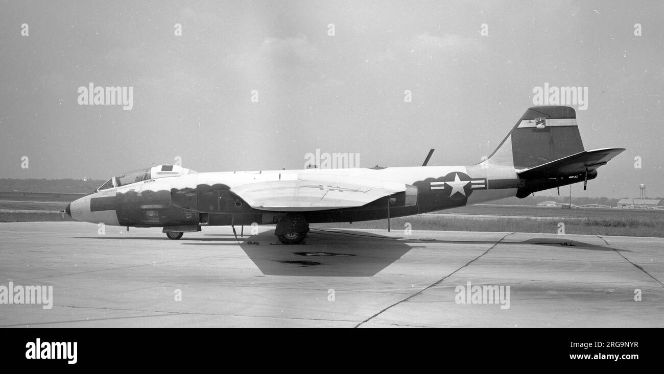 United States Air Force - Martin NRB-57D Canberra 53-3973 31. Mai 1956 angenommen vom 4080 Strategic Reconnaissance Wing 1959-61: AFSC. Konvertiert in WB-57D. NRB-57D wurde bei Verwendung in einem Forschungsprogramm bei Wright-Patterson AFB, OH, neu benannt. 4. Januar 1964: Absturz, als die Flügel in der Nähe von Dayton, OH, versagten und das Flugzeug in einem Schulhof in Dayton, OH, abstürzte. , Erzwungene Erdung der gesamten W/RB-57D-Flotte. (Es wurde im Spätherbst 1958 berichtet, dass das Flugzeug während eines Notfalls sofort nach dem Start in Laughlin AFB, Texas, mit vollem Treibstoff landete, aber als das rechte Hauptfahrwerk die Start- und Landebahn traf Stockfoto