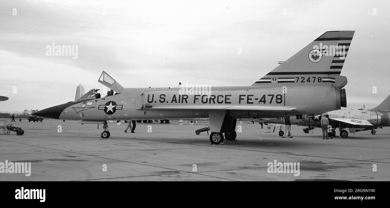 United States Air Force - Convair F-106A Delta Dart 57-2478 der 456. Fighter-Interceptor Squadron Mitte bis Ende 1960er. Juni 1959 - 81. F-106 produziert von Convair in San Diego CA24. Juni 59 - 498. FIS Geiger Field WA28. November 60 - bis 498. FIS, 84. FG, Spokane IAP WA10. Dez. 63 - bis 456. FIS Castle AFB CA01. Juli 68 - bis 437. FIS, 414. FG, Oxnard AFB CA30. Sep 68 - bis 460. FIS, 414. FG, Oxnard AFB CA24. Nov. 69 - bis 460. FIS, 408. FG, Kingsley Field OR22 April 71 - bis 460. FIS Grand Forks ND11 April 72 - bis 186. FIS/120. FIG Great Falls IAP MT (ANG)22 Juni 87 - bis Davis Monthan AFB AZ für St. Stockfoto