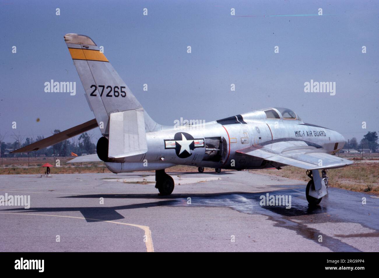 Air National Guard - Republic RF-84K Thunderflash (FICON) 52-7265 der Michigan Air National Guard. Beachten Sie die abgewinkelten Rückflugzeuge, um die Struktur des B-36-Mutterschiffs zu überprüfen, wenn es auf dem FICON-Trapez transportiert wird. Stockfoto