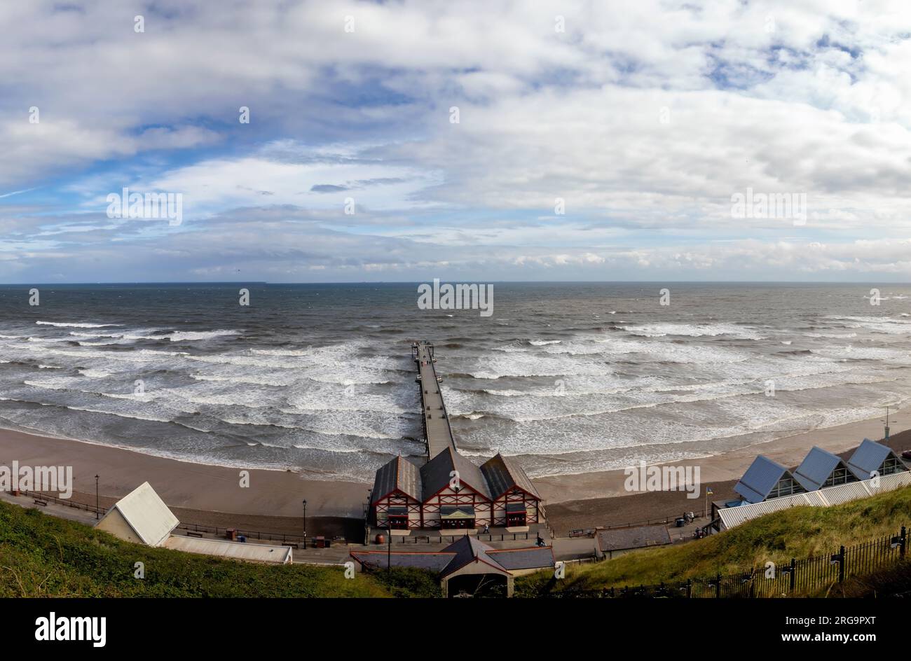 Blick auf die Wellen, die auf den Strand von Saltburn-by-the-Sea in North Yorkshire, Großbritannien, stürzen Stockfoto