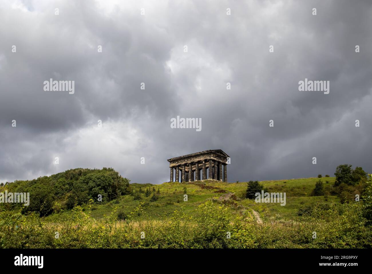 Dunkle Wolken über dem Penshaw Monument in der Nähe von Sunderland, Tyne and Wear, Großbritannien Stockfoto